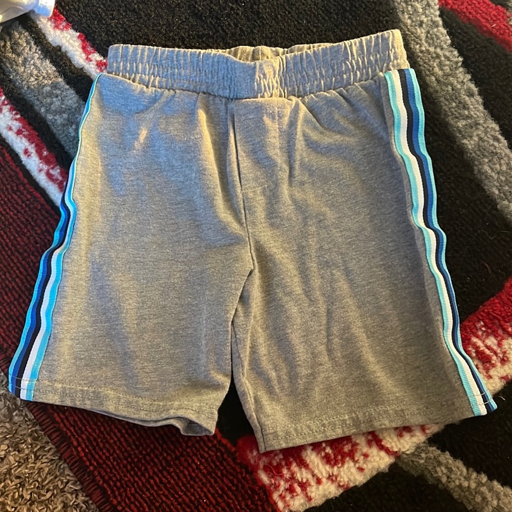 Never worn 3T grey shorts.